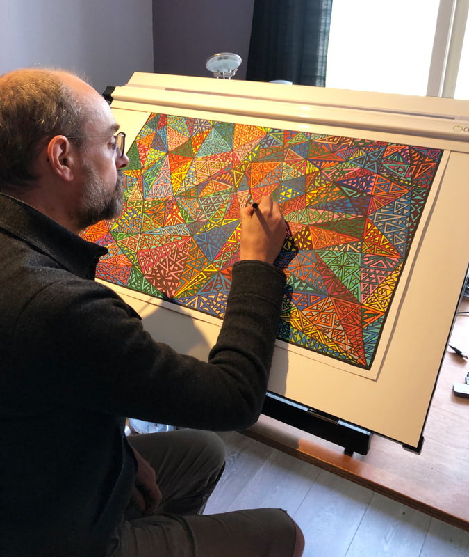 Artista Gregory Dubus haciendo una pintura abstracta geométrica en su estudio