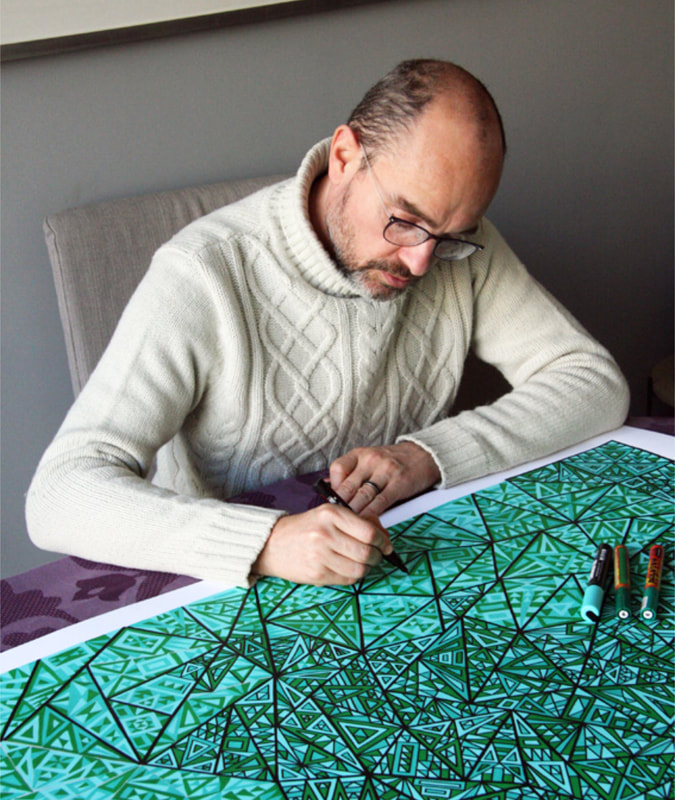 Artista Gregory Dubus haciendo una pintura abstracta geométrica de gran formato