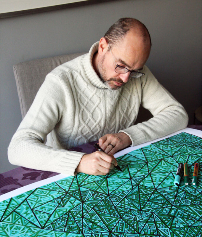 Artiste Gregory Dubus en train de réaliser une peinture abstraite géométrique de grand format