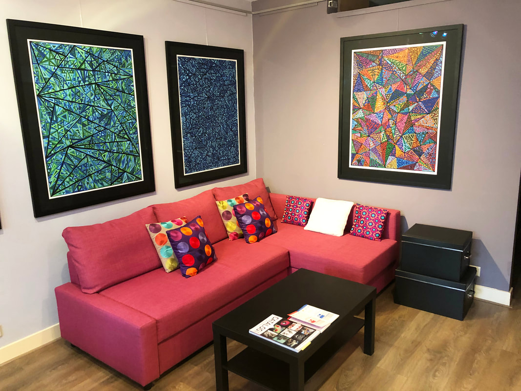 Vista del salón con pintura colgada en las paredes del estudio de Gregory Dubus, artista especializado en abstracción geométrica